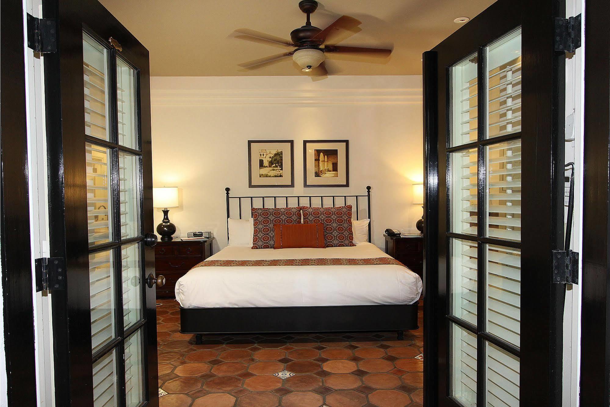 Cypress Inn Carmel-by-the-Sea ภายนอก รูปภาพ